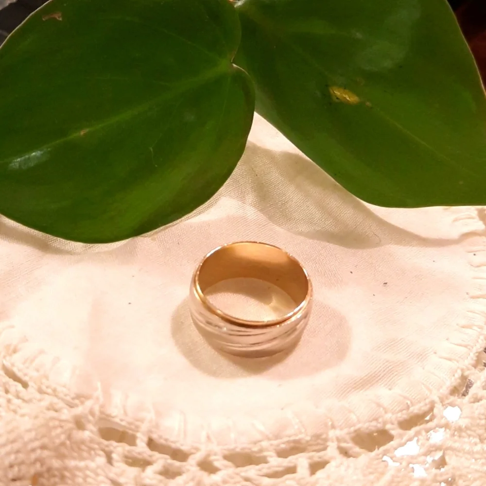 White gold and yellow  14 k gold thick ring pinky ring , small size 7 - Picture 3 of 4